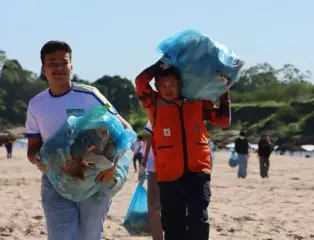 Mutirão retira meia tonelada de lixo da praia de Tarauacá