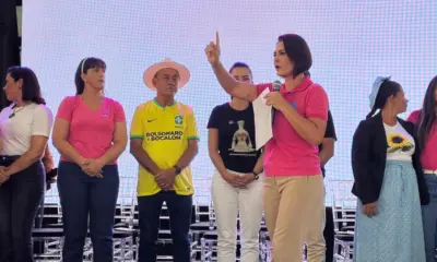 No Acre, Michelle Bolsonaro lê carta com críticas a Lula: “baixe as armas”