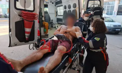 Homem tenta ferir pai e policial com vergalhão e é contido com bala de borracha