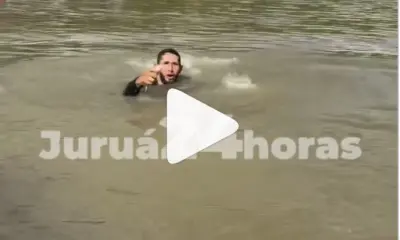 Pescador ‘tira onda’ e pega mandi com as mãos no Rio Juruá