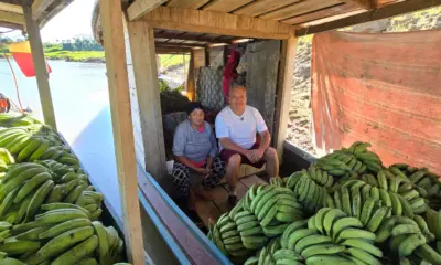 Kennedy Santos mostra trabalhadores escoando produção de bananas no Porto do Polo Benfica