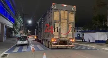Caminhão boiadeiro derruba fiação e danifica semáforo no Centro de Rio Branco