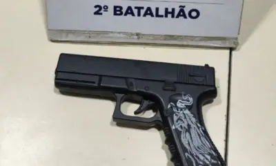 PM realiza prisões por tráfico e apreende simulacro de arma em operações distintas na capital