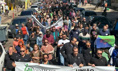 Servidores fecham ato com caminhada até a Casa Civil e anunciam indicativo de greve