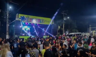 Multidão lota Praça Hugo Poli na 2ª noite do Carnavale na fronteira em Brasiléia