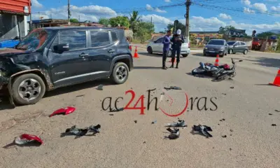 Colisão entre carro e moto deixa jovem com  fratura exposta na perna