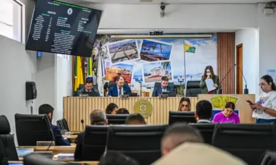 Vetos do Executivo dividem plenário e dois são derrubados na Câmara de Rio Branco