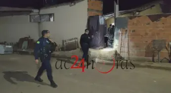 Criminosos invadem residência e executam homem a tiros na frente da esposa e da filha