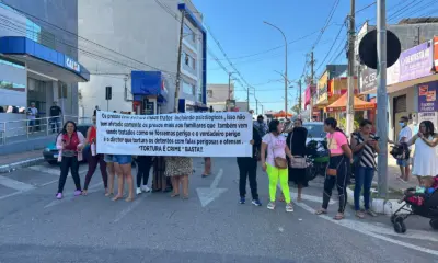 Famílias de detentos bloqueiam avenidas em protesto na capital do Acre