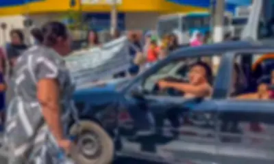 Mulher discute com manifestantes após interdição de avenida: “não tenho medo”