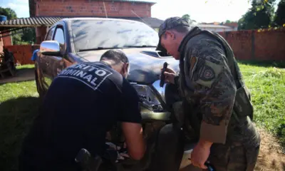 Polícia encontra carro usado para atropelar Juliana com pistola escondida em ferragens