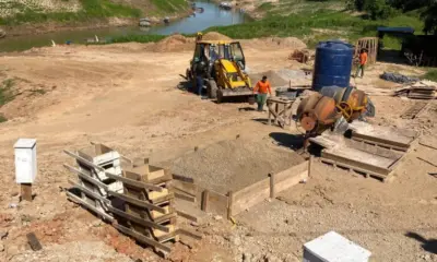 Deracre executa obra de rampa no Rio Iaco para facilitar a vida dos ribeirinhos em Sena Madureira