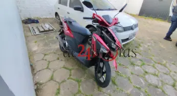 Criminosos abordam mulher em via pública, agridem e roubam moto