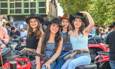Trajes de cowboy e cowgirl invadem as ruas de Rio Branco