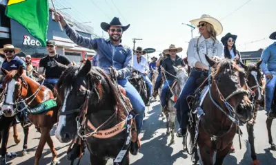 Clima de romance: governador curte cavalgada ao lado da namorada