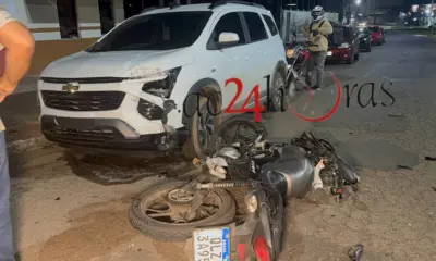 Conversão proibida causa colisão entre motos e danifica carro recém-adquirido
