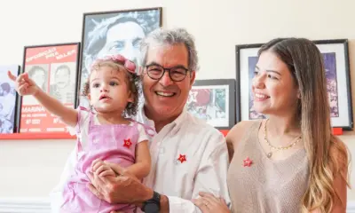 Jorge Viana vota em direção do PT acompanhado da filha e da neta
