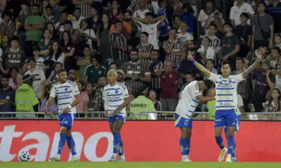 Novo líder do Brasileirão, Cruzeiro bate Fluminense e ofusca adeus de Arias