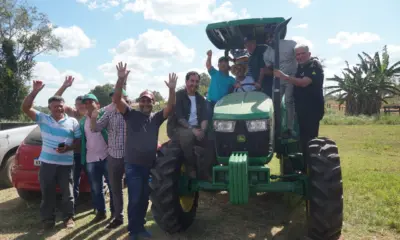 Petecão entrega trator a produtores rurais de Plácido e reforça apoio à agricultura familiar