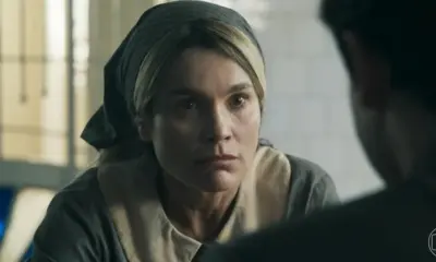Último encontro de Sandra e Ernesto tem beijo, susto e fuga em Êta Mundo Melhor!