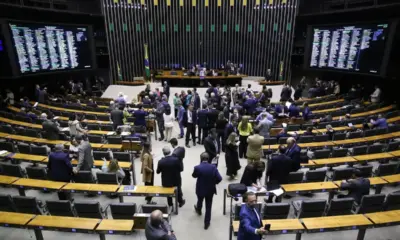 Câmara aprova texto-base que cria 160 cargos comissionados no STF