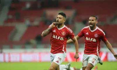 Internacional bate Vitória com golaço no fim e escapa do Z-4 no Brasileirão