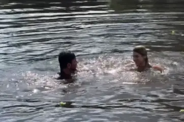 Gladson Cameli aparece em momento de lazer com a namorada no Rio Croa