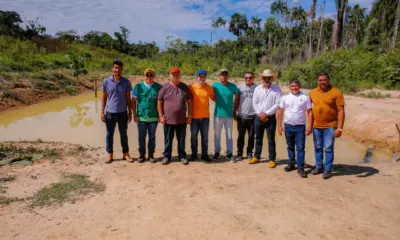 Cruzeiro do Sul garante investimentos para produtores e entrega barco no Rio Liberdade