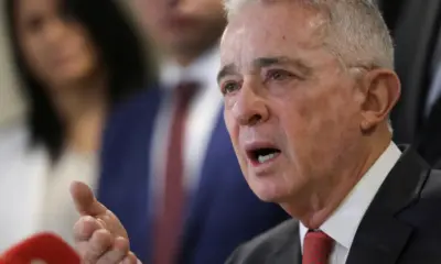Prisão domiciliar do ex-presidente colombiano Álvaro Uribe é revogada