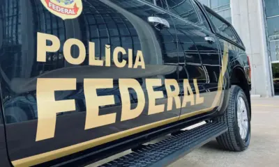 PF faz busca e apreensão de celulares na casa de Bolsonaro