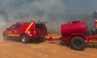 Bombeiros controlam incêndio em área de vegetação em Cruzeiro do Sul