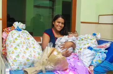 Grávida dá à luz na Expoacre e governo envia enxoval para mamãe e bebê