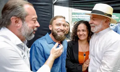 Lula recebe família do Jordão contemplada com kits de placa solar do Luz para Todos