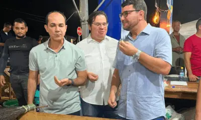 Gladson e Zequinha comem sobra de tapioca durante visita no Festival da Farinha