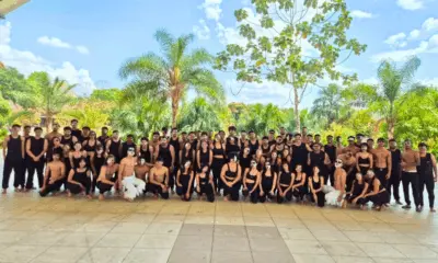“Homem com H”: acadêmicos do Acre dançam em homenagem a Ney Matogrosso