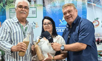 Licor e queijo de mandioca fazem sucesso na terceira noite do Festival da Farinha