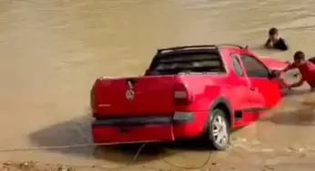 Carro cai no Rio Acre ao tentar acessar balsa no polo Benfica