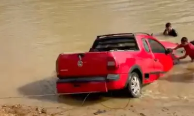 Carro cai no Rio Acre ao tentar acessar balsa no polo Benfica