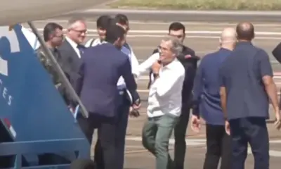 Gladson e Jorge Viana se abraçam na chegada de Lula ao Acre