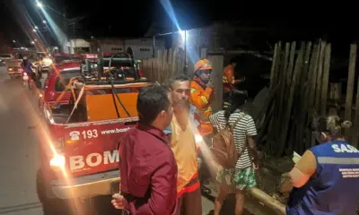 Família é retirada de casa após desmoronamento no bairro Taquari