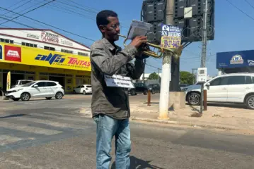 Músico venezuelano chama atenção nos semáforos de Rio Branco