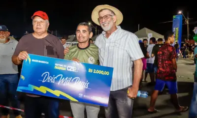 Com quase 3 metros, produtor ganha R$ 2 mil por maior macaxeira no Festival da Farinha