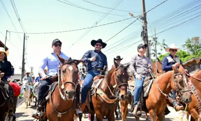 Gladson Cameli e Maxsuel Maia participam de cavalgada de abertura da Expo Xapuri