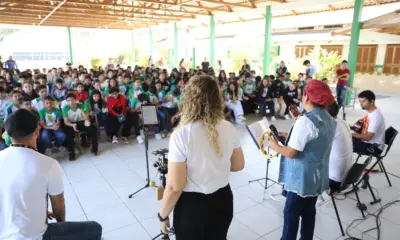 No Dia do Estudante, alunos da Marina Vicente recebem show étnico-racial