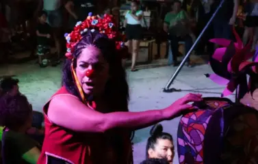 Espetáculo leva humor, música e acrobacia à Praça do Teatro Barracão