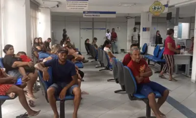 Pessoas fizeram fila na frente do INSS de Cruzeiro do Sul neste final de semana para perícias