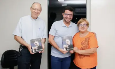 Livros sobre Orleir Cameli são entregues para autoridades em Cruzeiro do Sul