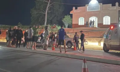 Colisão entre carro e moto deixa vítima em estado grave em Cruzeiro do Sul