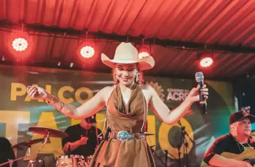 Priscila Flor encanta no Palco Sertanejo da Expoacre 2025 com show vibrante