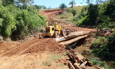 Deracre constrói ponte de madeira de 24 metros no Ramal do 13, em Assis Brasil